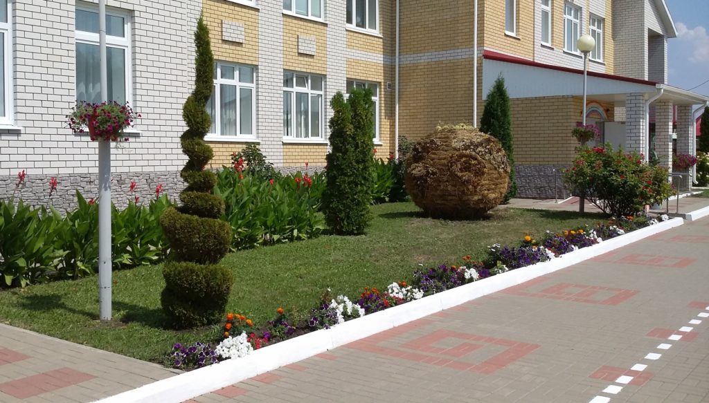 «Единая Россия» и Минпросвещения проработают вопрос включения в программу капремонта школ благоустройство территорий