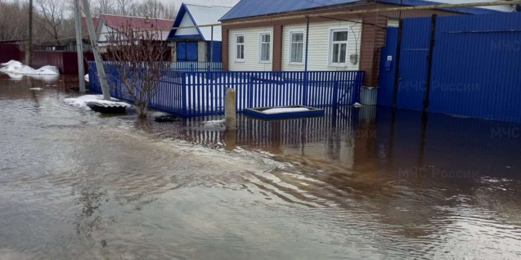 Пострадавших от паводка жителей региона не оставят в беде