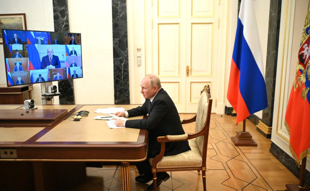 Владимир Путин в режиме видеоконференции провел совещание с членами Правительства