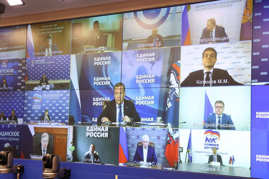 Дмитрий Медведев провел совещание с главами регионов