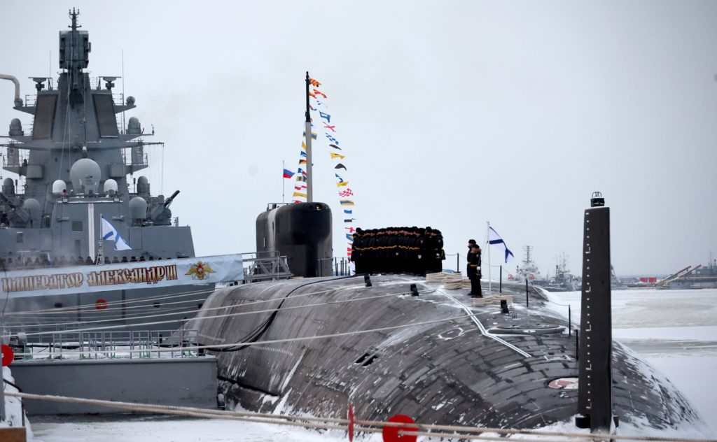 Церемония подъёма военно-морских флагов на атомных подводных крейсерах «Император Александр III» и «Красноярск»