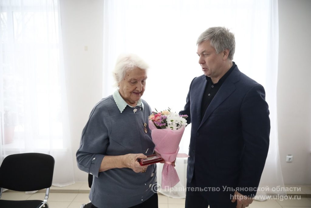 Алексей Русских вручил пяти ветеранам Почетные знаки «В честь 80-летия полного освобождения Ленинграда от фашистской блокады»