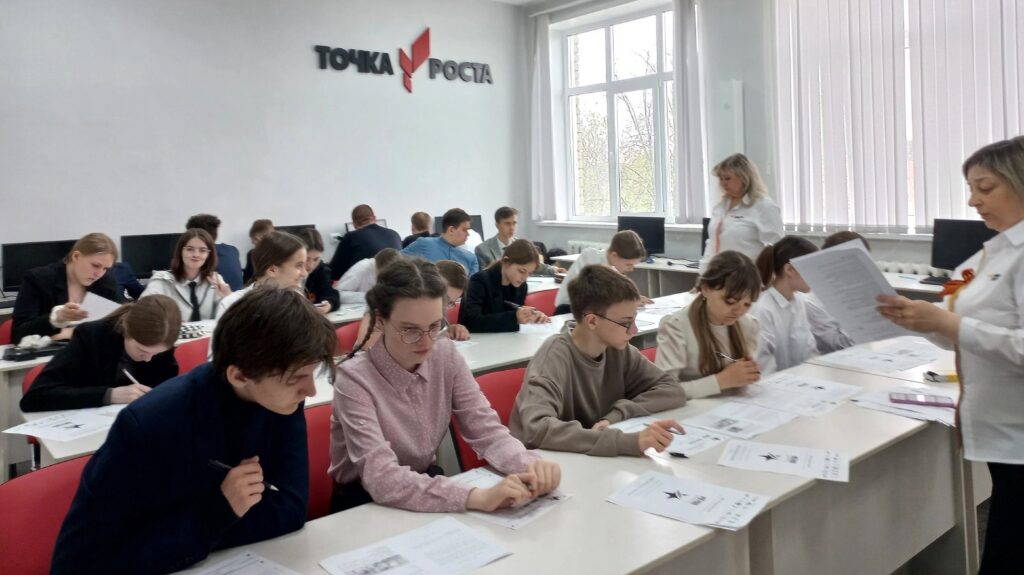 61 страна, 28 тысяч площадок: «Единая Россия» в шестой раз провела «Диктант Победы»