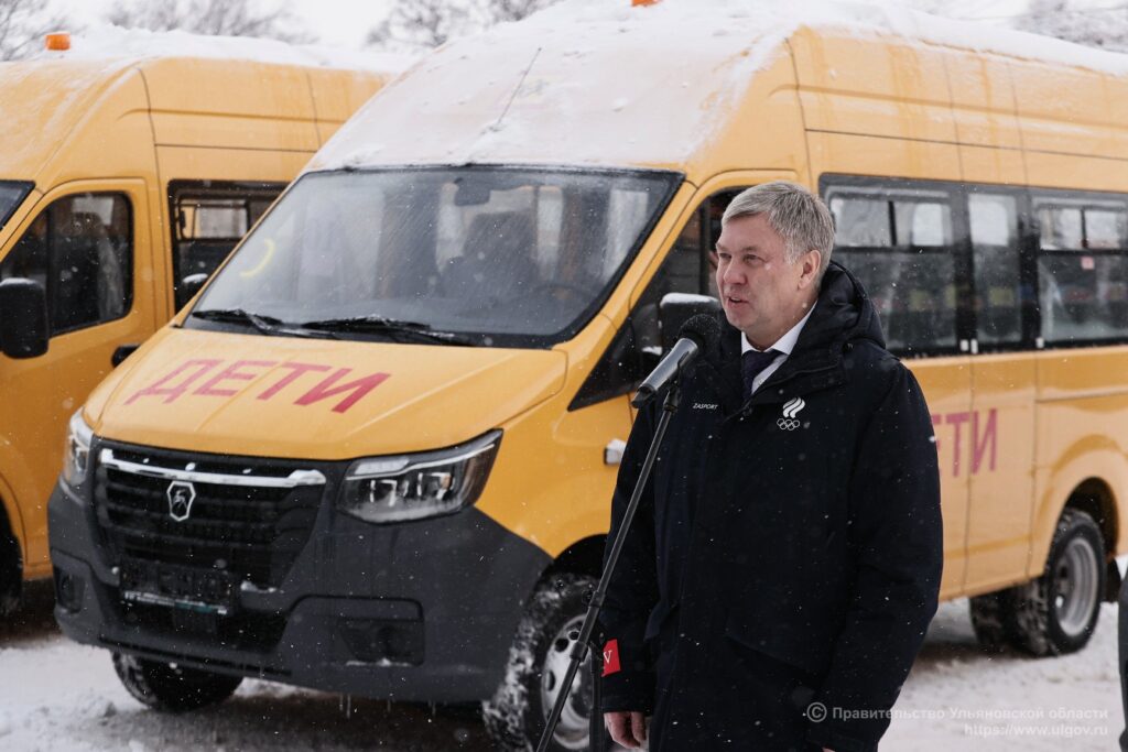 Алексей Русских вручил ключи от 36 автобусов образовательным учреждениям Ульяновской области