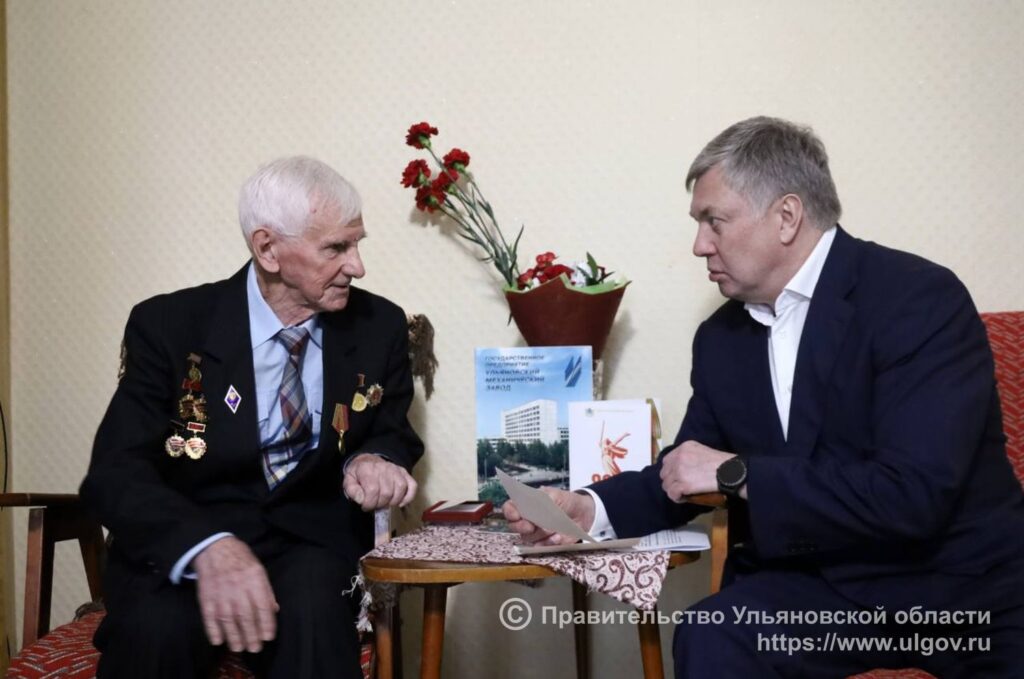 Алексей Русских вручил первые юбилейные медали «80 лет Победы в Великой -Отечественной войне 1941-1945 годов»