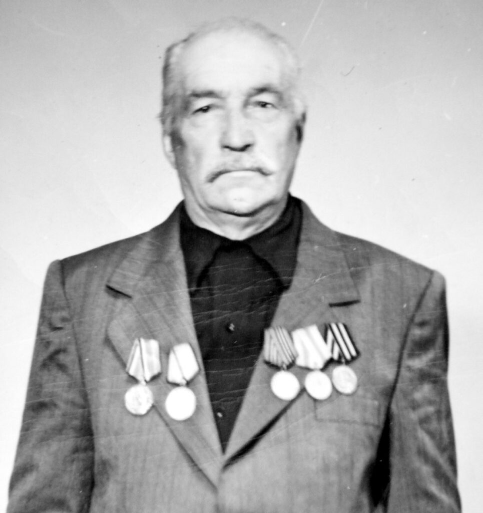 Мы вели машины, объезжая мины, по путям-дорогам фронтовым