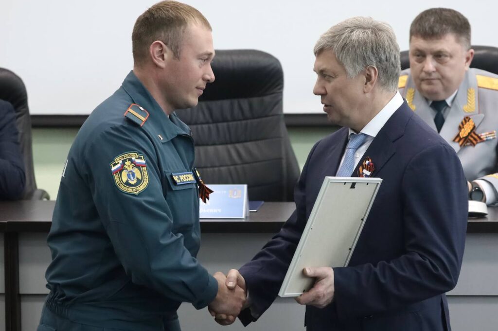 Алексей Русских вручил награды 26 сотрудникам противопожарной службы Ульяновской области