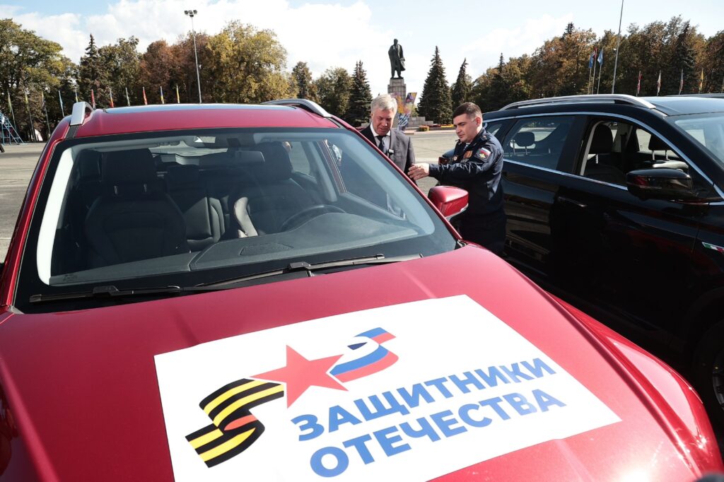 Губернатор Ульяновской области Алексей Русских передал автомобили ветеранам СВО