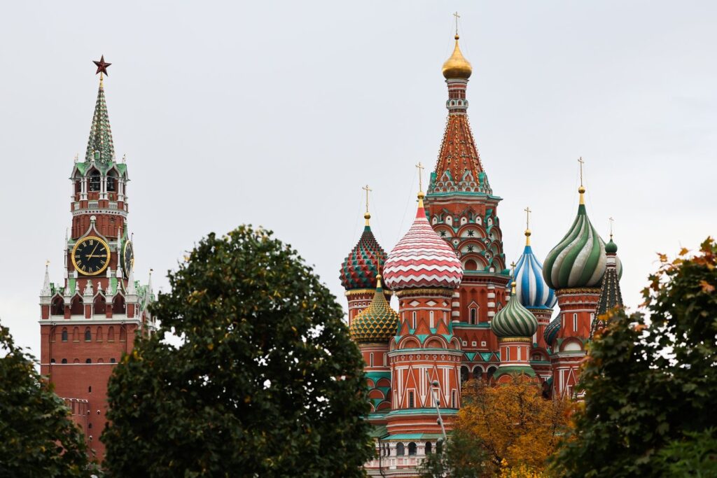 Работу Владимира Путина положительно оценивают 77% россиян, столько же россиян доверяют главе государства, следует из опроса ФОМ