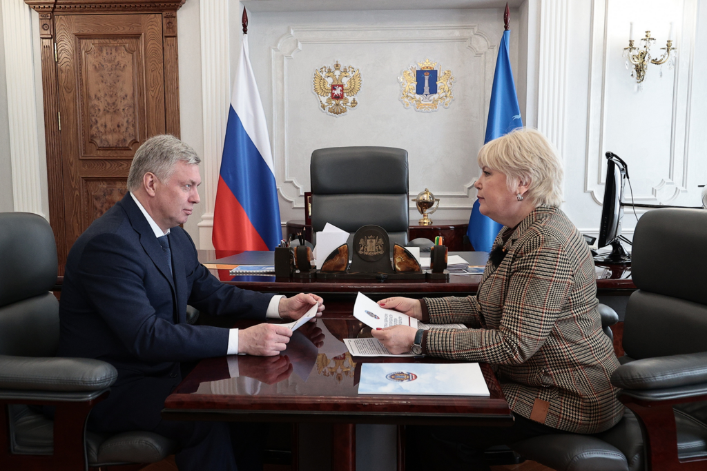 Председатель Общественной палаты Ульяновской области передала Алексею Русских Гражданское послание с предложениями по развитию региона
