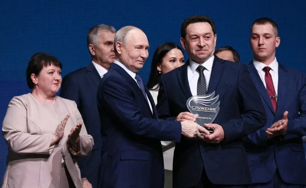 Владимир Путин наградил лучших муниципальных служащих