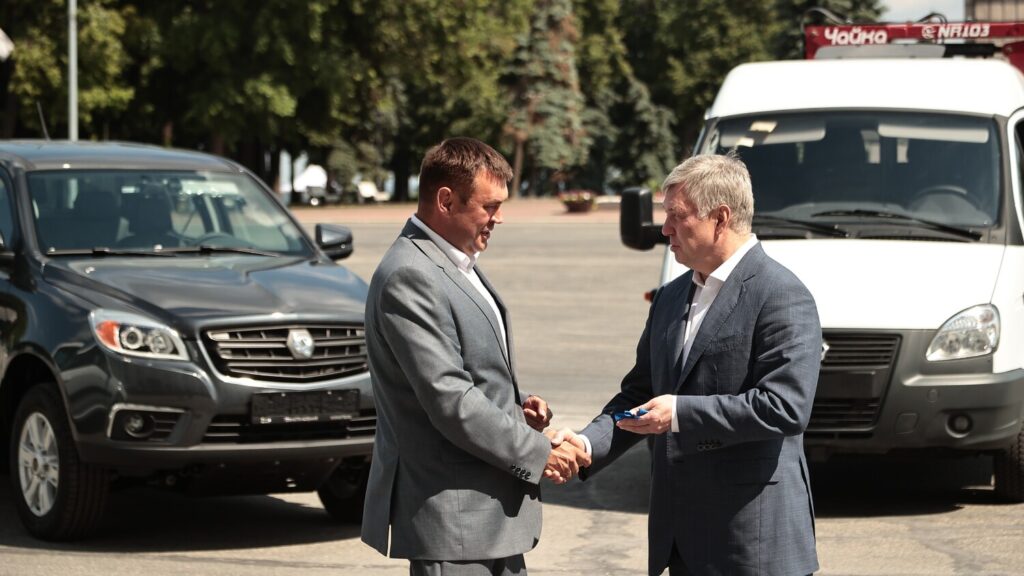 Алексей Русских вручил ключи от новых служебных автомобилей руководителям ветеринарных учреждений Ульяновской области