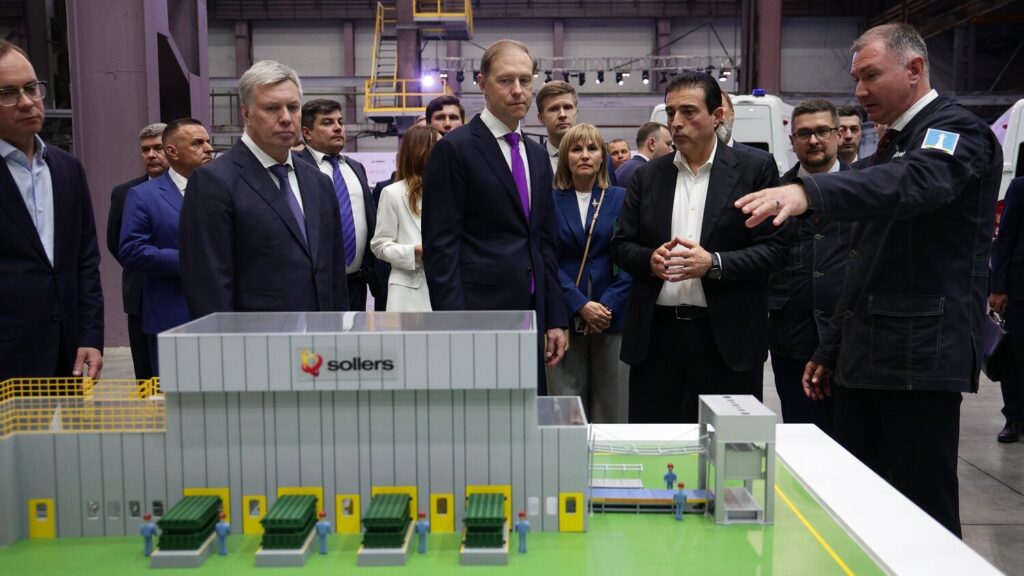 Денис Мантуров и Алексей Русских открыли высокотехнологичное производство кузовных деталей  в Ульяновской области