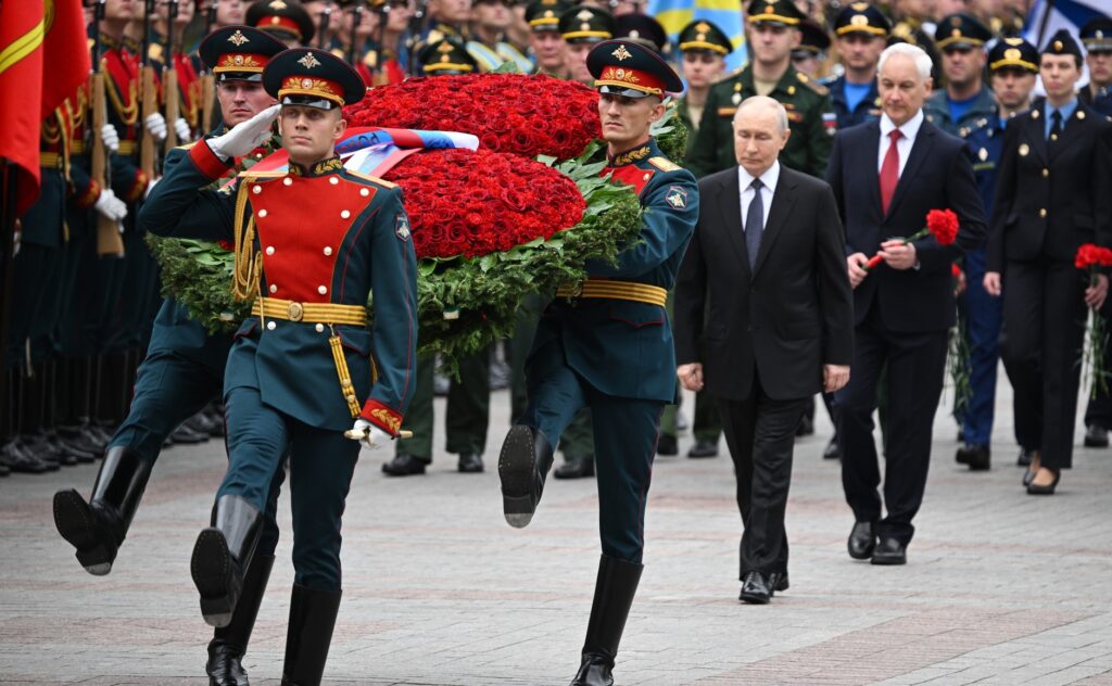 Возложение венка к Могиле Неизвестного Солдата