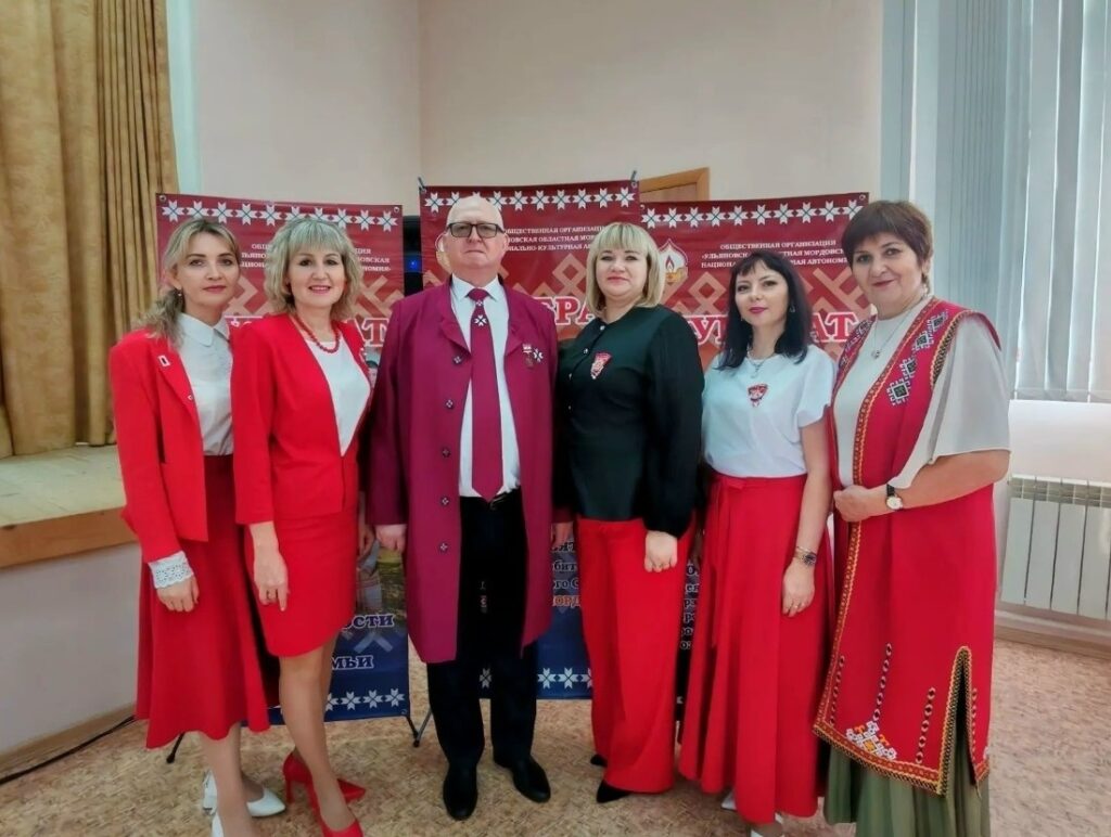 Хранят и развивают родное слово